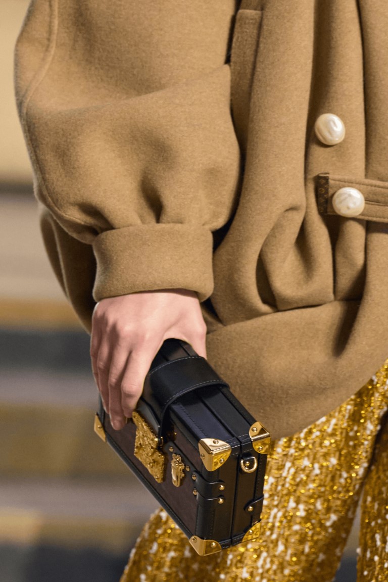 5 phong cách túi xách từ sàn diễn thời trang mùa thu 2022 - 4