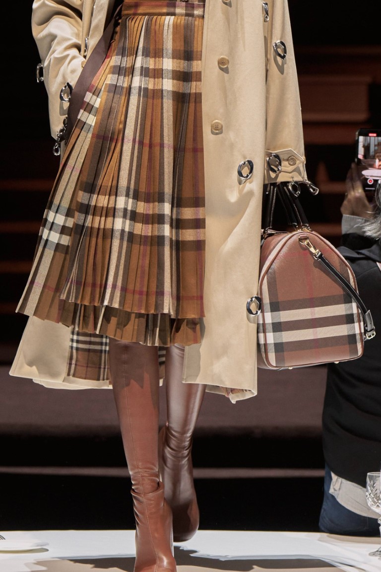 5 phong cách túi xách từ sàn diễn thời trang mùa thu 2022 - 6