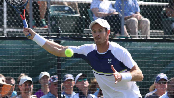 Andy Murray có cú chạm vợt tinh tế, đưa bóng đi với quỹ đạo hiểm hóc
