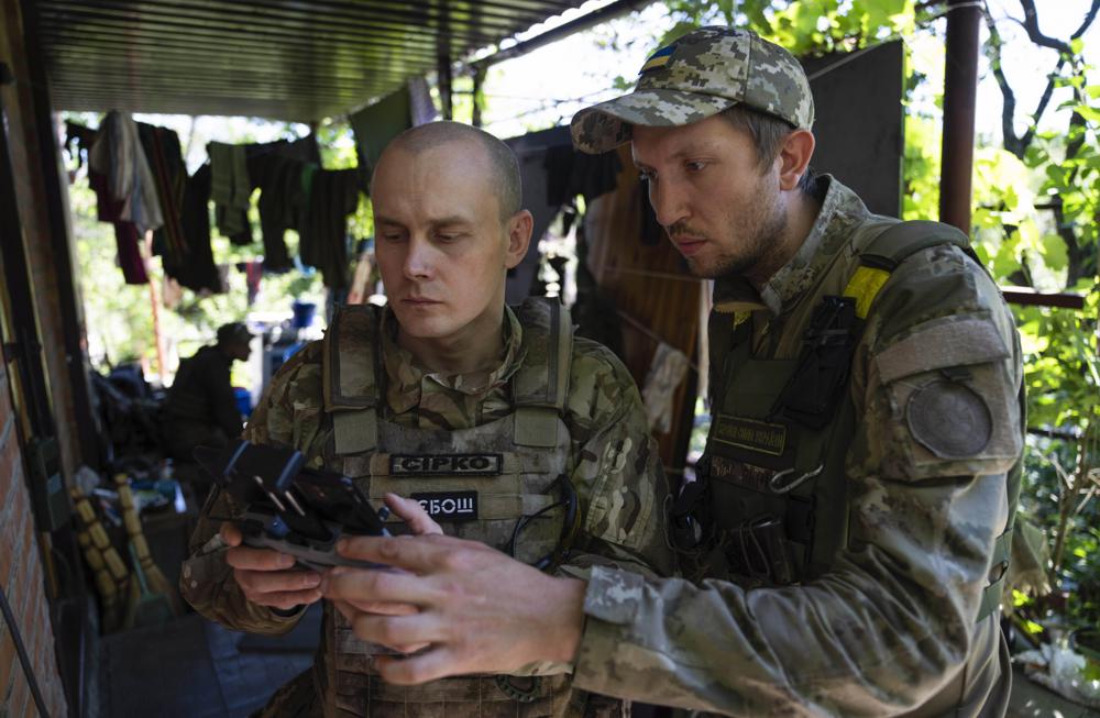 Các binh sĩ Ukraine sử dụng máy bay không người lái để do thám vị trí của quân Nga hôm 2/7. Ảnh: AP