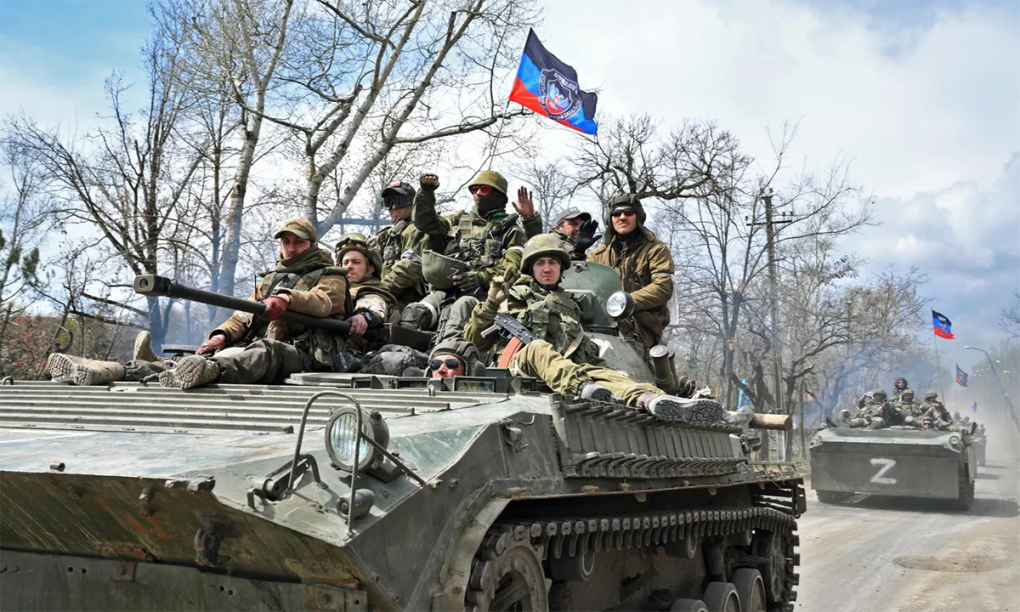 Lực lượng phe ly khai trên xe bọc thép Nga (ảnh: CNN)