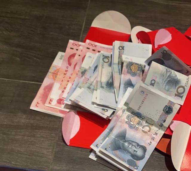 Số tiền cô nhận được khi làm phù dâu thuê lần đầu.