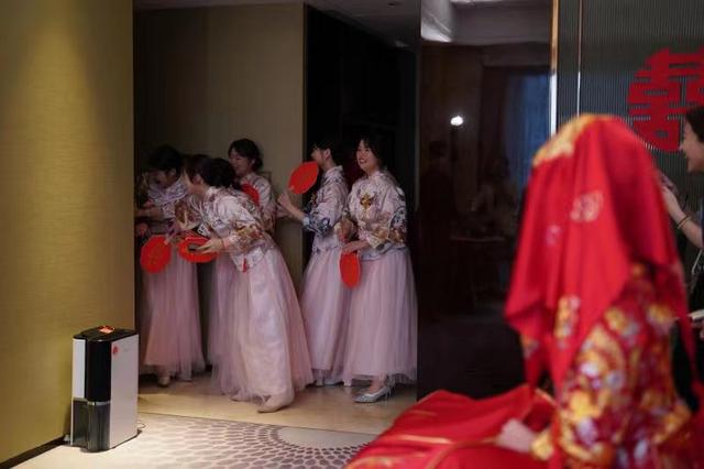 Xie Yuke làm phù dâu trong một đám cưới ở Hải Khẩu và chơi trò đi đón người thân.