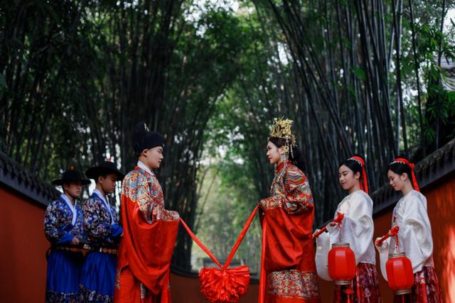 Cô làm phù dâu trong một đám cưới phong cách cổ trang ở Thành Đô.