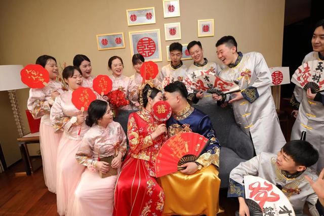 6 cặp phù dâu và phù rể được thuê trong đám cưới ở Hải Khẩu.