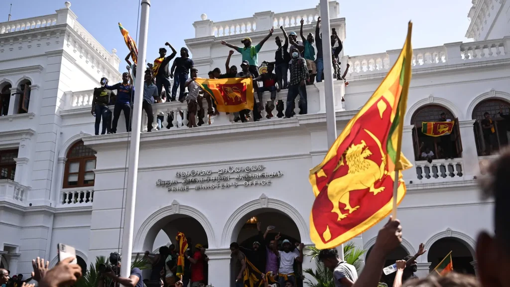 Người biểu tình ở Sri Lanka xông vào Văn phòng Thủ tướng (ảnh: Guardian)