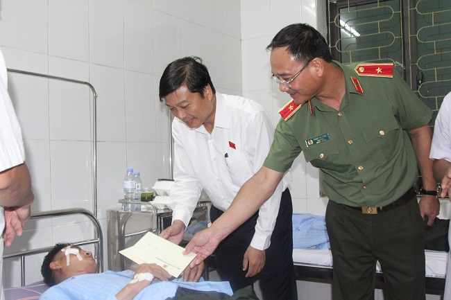 Ông Lê Hồng Vinh và thiếu tướng Phạm Thế Tùng thăm hỏi, động viên chiến sĩ bị thương.