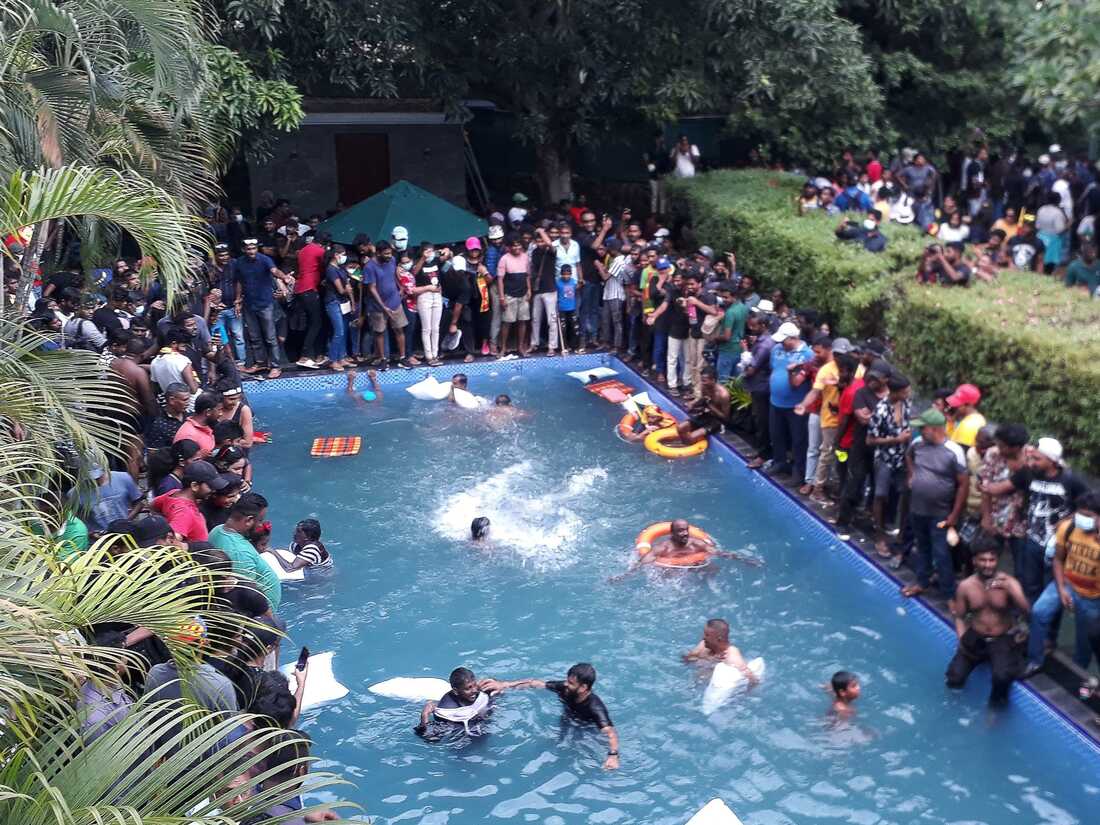 Người dân Sri Lanka bơi lội trong bể bơi ở dinh tổng thống hôm 9.7.