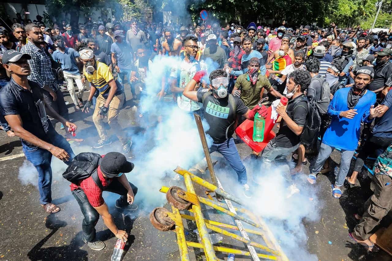 Lực lượng an ninh bắn hơi cay để giải tán người biểu tình khi họ cố xông vào văn phòng thủ tướng ở thủ đô Colombo ngày 13/7. Ảnh: EPA - EFE