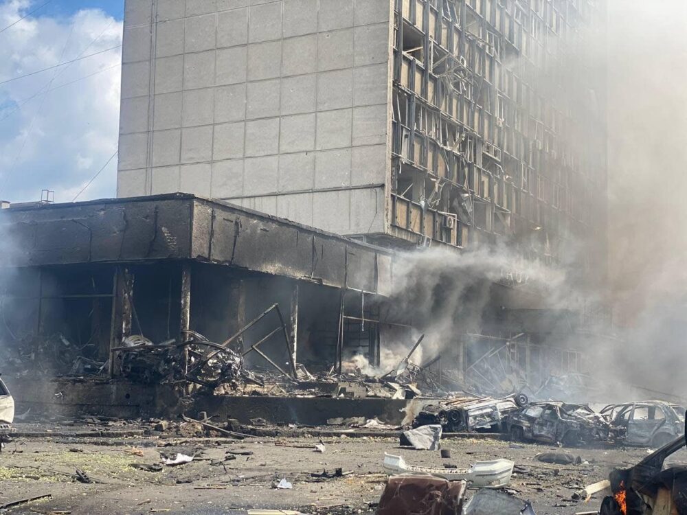 Một tòa nhà ở Vinnytsia bị hư hại do giao tranh (ảnh: CNN)