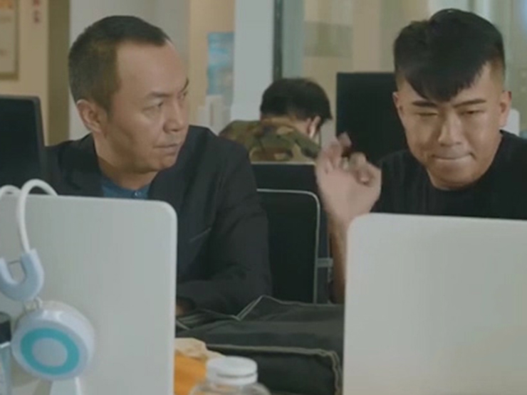 Clip hài hước - Đi làm quên "mặc quần" được nhắc nhở còn không nghe và cái kết ê chề