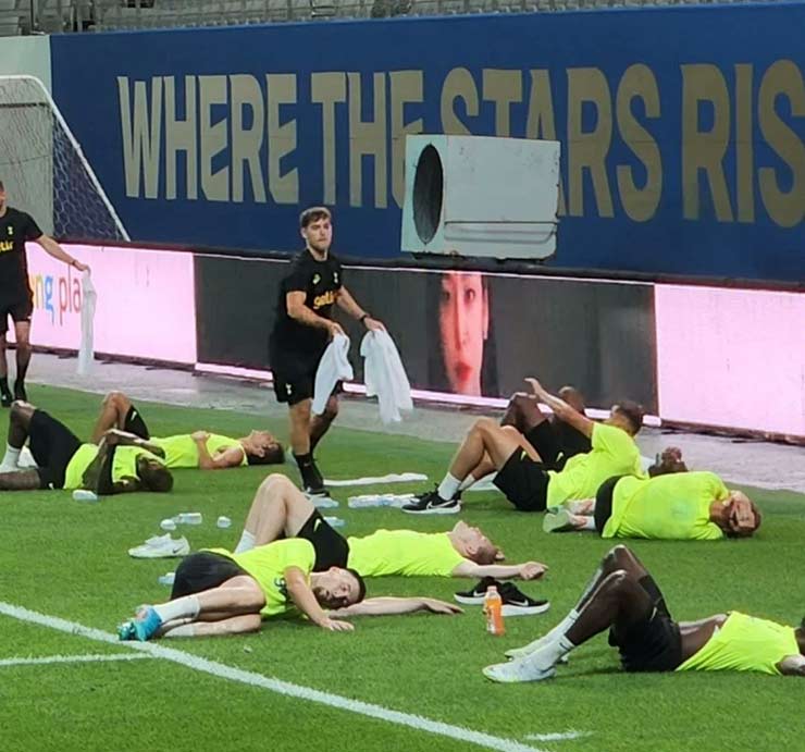 Cầu thủ Tottenham nằm la liệt trong buổi tập thể lực, trước sự chứng kiến của các fan Hàn Quốc