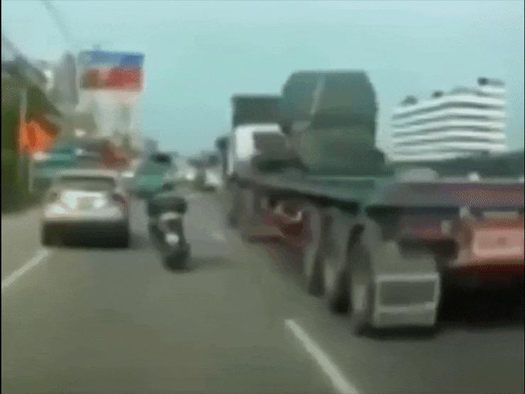 Ô tô - Clip: Kinh hoàng khi dây chằng buộc bị đứt khiến kiện hàng rơi giữa đường