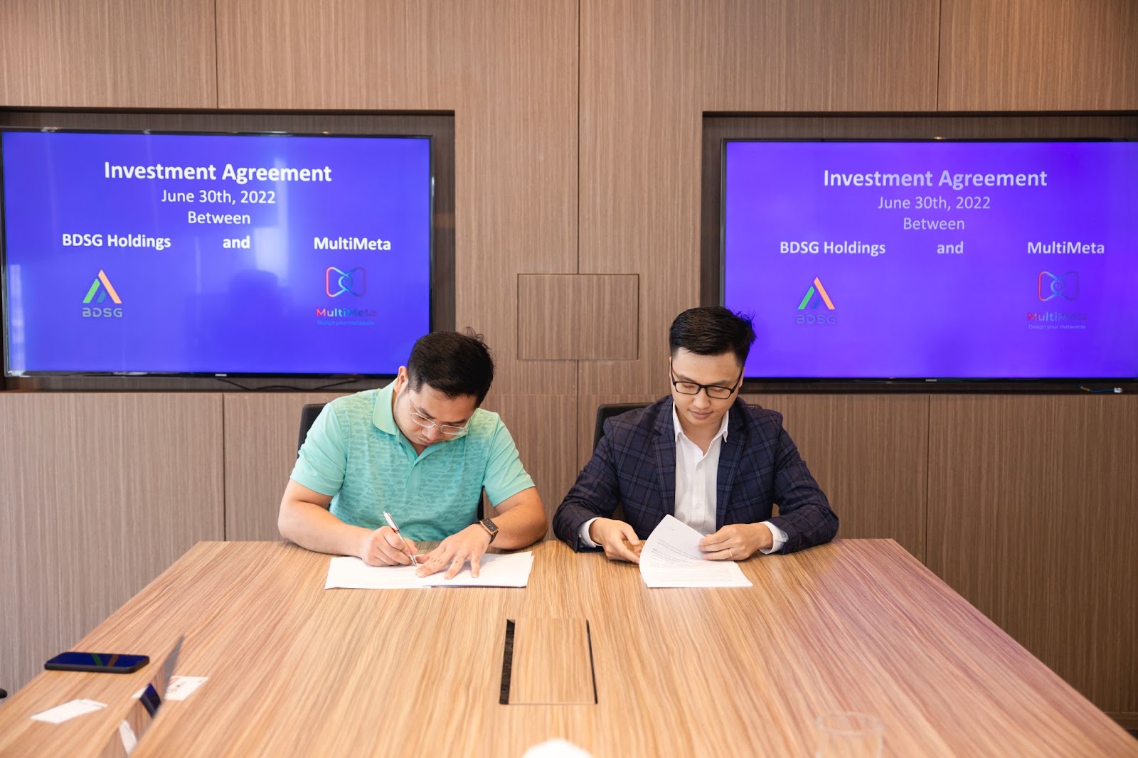 Ông Phạm Văn Thư&nbsp; - CEO Tập đoàn BDSG Holdings (bên trái) ký kết thỏa thuận hợp tác cùng ông Nguyễn Đức Cường – CEO &amp; Founder Multimeta PTE. Ltd