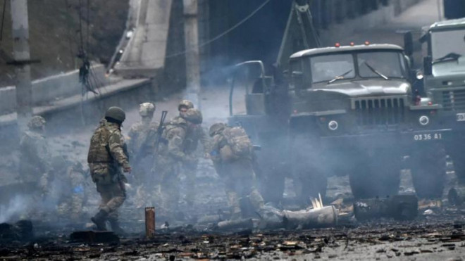 Binh sĩ Ukraine gần hiện trường một vụ không kích. Ảnh: Getty Images