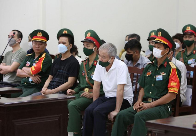 Cựu thiếu tướng Lê Văn Minh (áo trắng) cùng các bị cáo tại tòa ngày 14-7. Ảnh: UYÊN TRANG