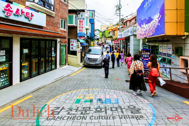 Mọi thứ trong làng rất lạ và độc đáo, bạn thong thả dạo bước để khám phá hết nét đặc sắc ở nơi này