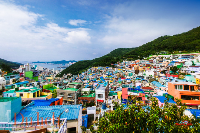 Leo lên điểm cao nhất của ngôi làng để đến đài quan sát, bạn tha hồ trải rộng tầm mắt, ôm trọn cả không gian đầy màu sắc 