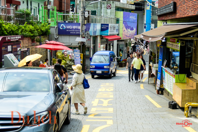 Con đường men theo các triền dốc dẫn du khách đi sâu vào làng