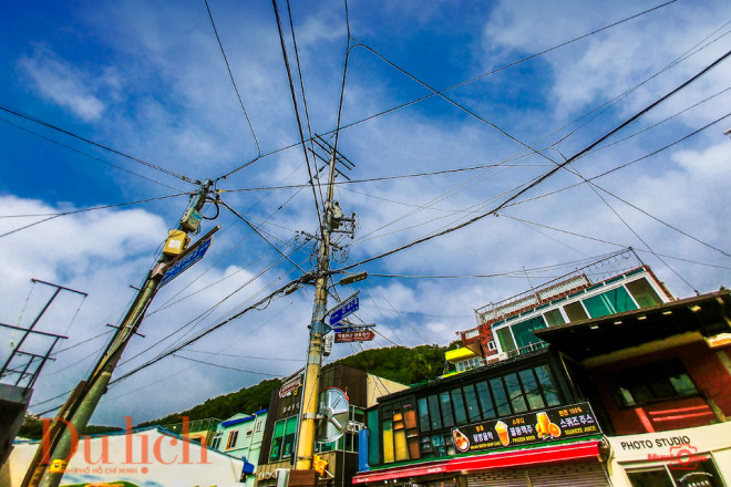 Dây điện cũng giăng giăng, đan xen như màng nhện