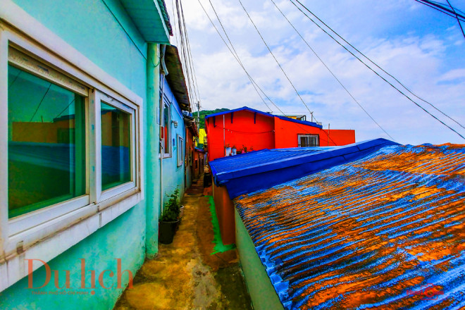 Hầu như mỗi ngóc ngách của ngôi làng này đều mang hơi thở của nghệ thuật và sắc màu