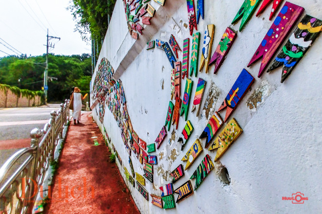 Và tha hồ dạo ngắm những tác phẩm nghệ thuật đầy sáng tạo do chính bàn tay của những người nghệ sĩ địa phương thực hiện
