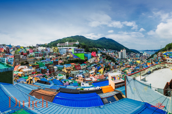 Ở Gamcheon là nơi bạn có thể tìm thấy một loạt các ngôi nhà màu pastel rực rỡ màu sắc dường như được xếp chồng lên nhau