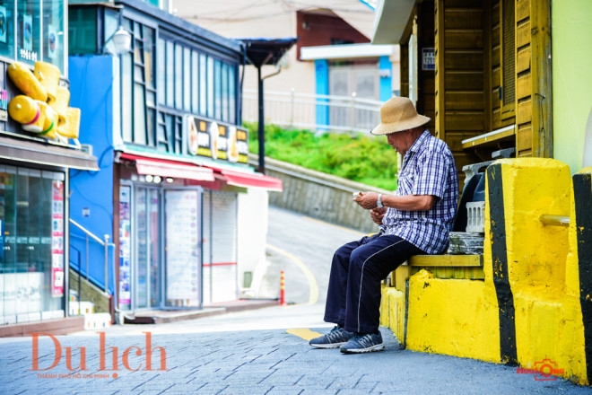 Trong tiếng Hàn, Gamcheon có nghĩa là "suối nước sạch", ngày nay làng văn hóa Gamcheon được ví như ngôi làng Lego, làng bích họa hay Santorini của Châu Á