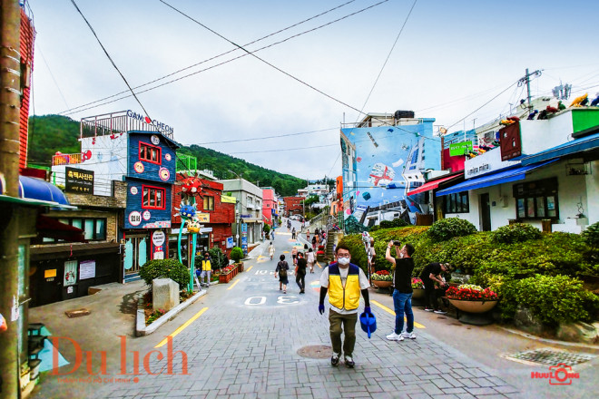 Ngôi làng có rất nhiều hình họa và trang trí sống động, đầy màu sắc với các tác phẩm nghệ thuật công cộng độc đáo trải dài suốt hai bên lối đi