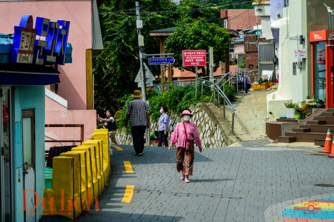 Bảo tàng, cửa hàng nghệ thuật, quán cà phê và nhà hàng cũng là một trong những thứ bạn có thể dễ dàng tìm thấy dọc theo con đường vào làng