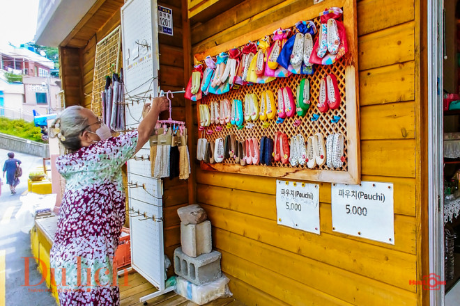 Những món quà xinh xắn tại cửa hàng bán đồ lưu niệm, bạn có thể mua về tặng bạn bè, người thân