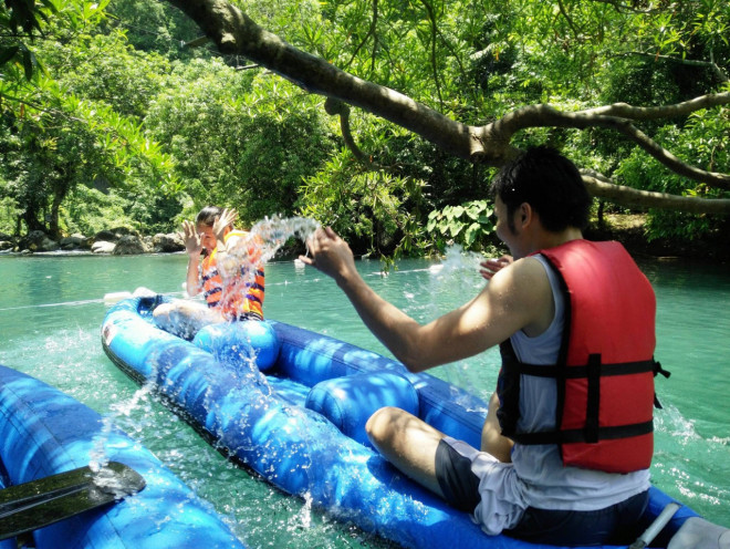 Ngoài việc hòa mình vào thiên nhiên ở suối Nước Moọc, du khách có thể&nbsp;trải nghiệm trò chơi cảm giác mạnh như chèo thuyền kayak, nhảy từ độ cao gần 5 mét...