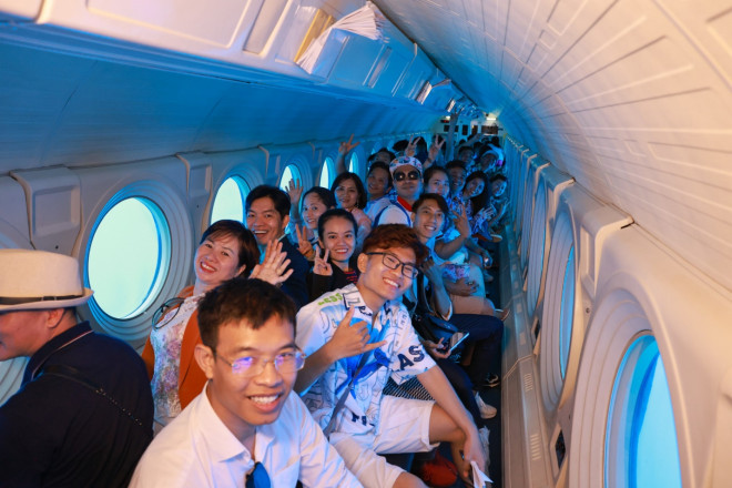 Bên trong tàu có 2 hàng ghế bố trí đấu lưng nhau với các ô cửa kính để du khách ngắm trọn toàn cảnh đại dương