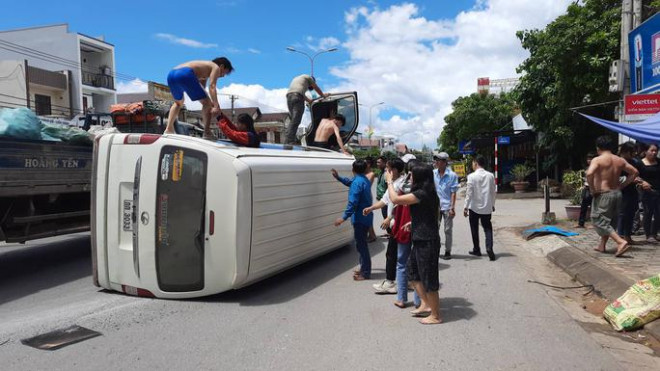 Xe khách chở 14 người Lào lật trên Quốc lộ 9