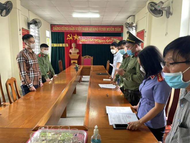 Cơ quan chức năng đọc lệnh khởi tố đối với Lê Hữu Phát, ngoài cùng bên trái - Ảnh: Công an Hà Tĩnh