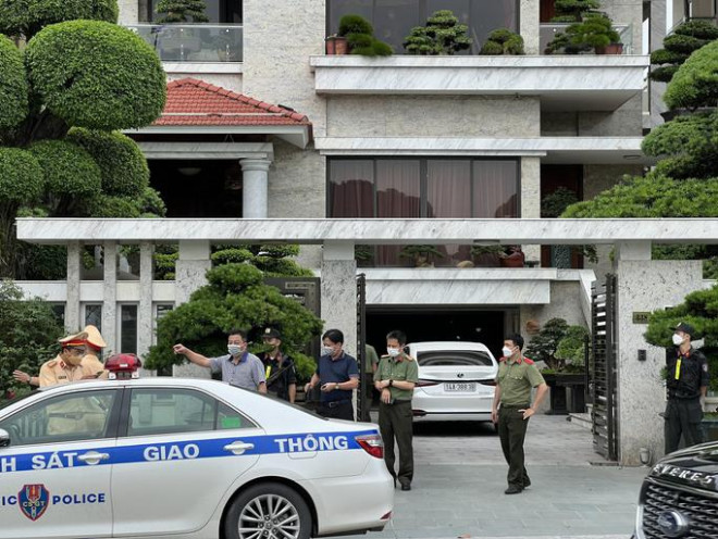 Các cơ quan tố tụng tống đạt các quyết định khởi tố, bắt tạm giam và khám xét tại nhà riêng ông Phạm Hồng Hà, nguyên chủ tịch UBND TP Hà Long, vào ngày 14-5-2022