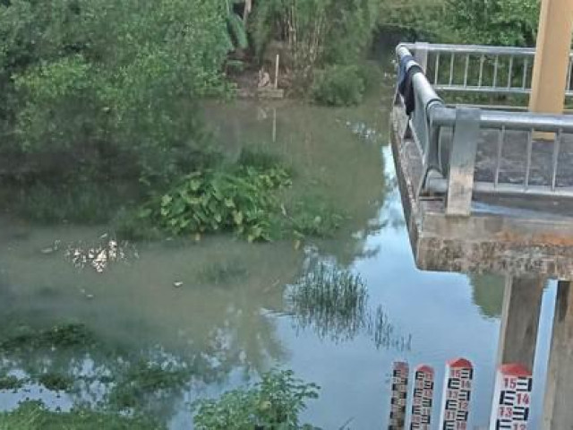 Tin tức trong ngày - Hai chị em rơi xuống cống nước tử vong khi dắt nhau đi chơi