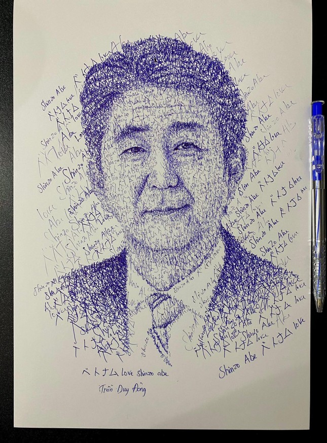 Bức ảnh được Duy Đông vẽ bằng cách viết tên của chính cố Thủ tướng Nhật Bản. (Ảnh: NVCC)