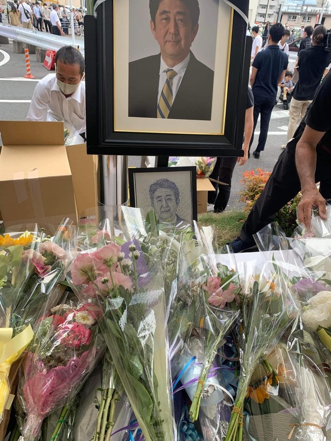 Nhiều người đã in bức ảnh của Duy Đông đặt tại những địa điểm tưởng niệm ông Shinzo Abe. (Ảnh: NVCC)