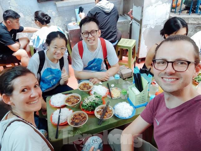 Hai du khách châu Âu cùng các bạn sinh viên thưởng thức món bún chả, trải nghiệm ẩm thực Hà thành.