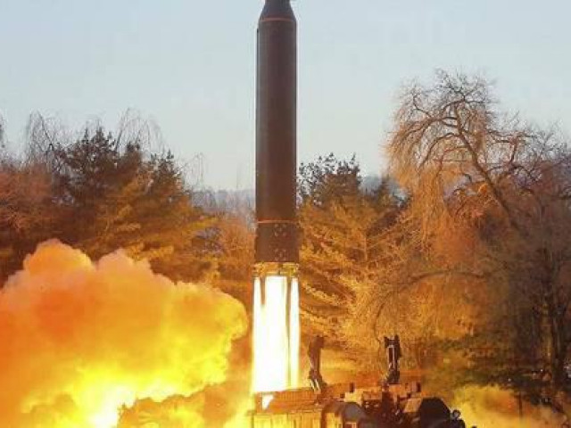 Mỹ - Hàn vừa tập trận tàu sân bay xong, Triều Tiên phóng liền 8 tên lửa