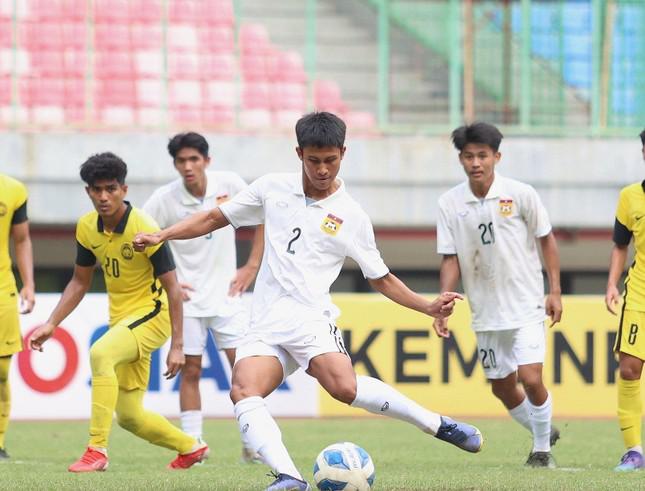 Sangvilay ghi bàn duy nhất trên chấm phạt đền ở chiến thắng 1-0 của Lào trước Malaysia ở vòng bảng. (Ảnh: Genpi)
