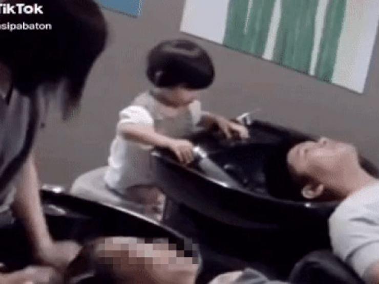 Bạn trẻ - Cuộc sống - Dẫn con gái nhỏ ra quán gội đầu, ông bố nhận cái kết cười ra nước mắt