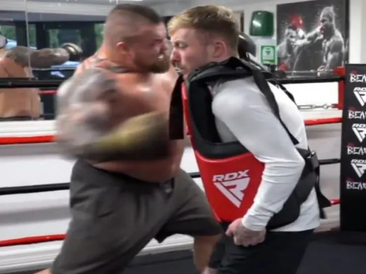 Thể thao - "Quái thú" khỏe nhất hành tinh tung cú đấm đáng sợ, đối thủ bay xa cả mét