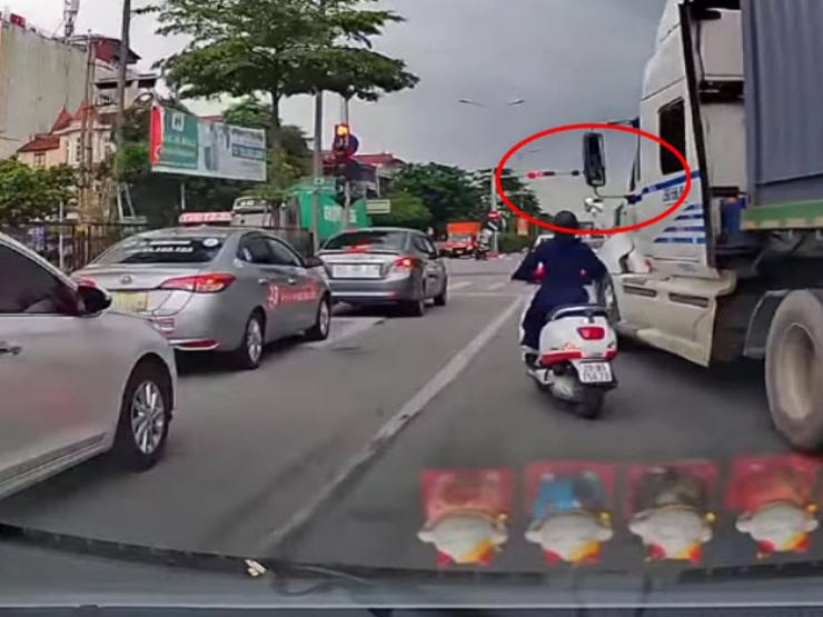 Tin tức trong ngày - Từ vụ xe container đáp trả nữ “ninja”: Ô tô đánh võng, "vượt đèn vàng" bị xử lý thế nào?