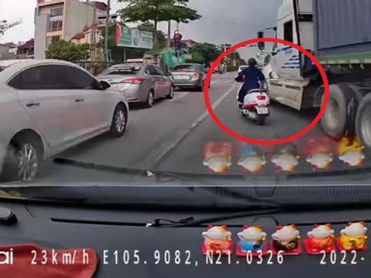 Clip: Bị nữ “ninja” tạt đầu, tài xế lái xe container đáp trả gây sốc rồi vượt đèn vàng