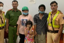 Tin tức trong ngày - CLIP: Bé gái 5 tuổi đi lang thang 10 km trước khi gặp CSGT