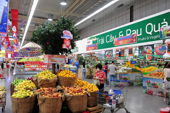 Các sản phẩm thịt cá, rau củ quả và trái cây bày bán tại MM đang có mức giảm giá hấp dẫn dành cho khách hàng nhân dịp kỷ niệm