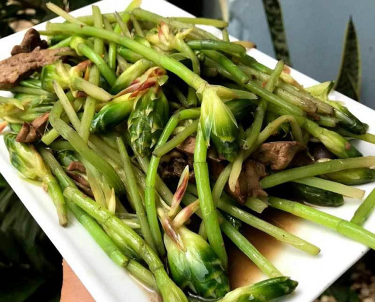 Hoa gừng có thể luộc, xào, thơm nhẹ mùi gừng, giòn giòn, ngọt ngọt&nbsp;
