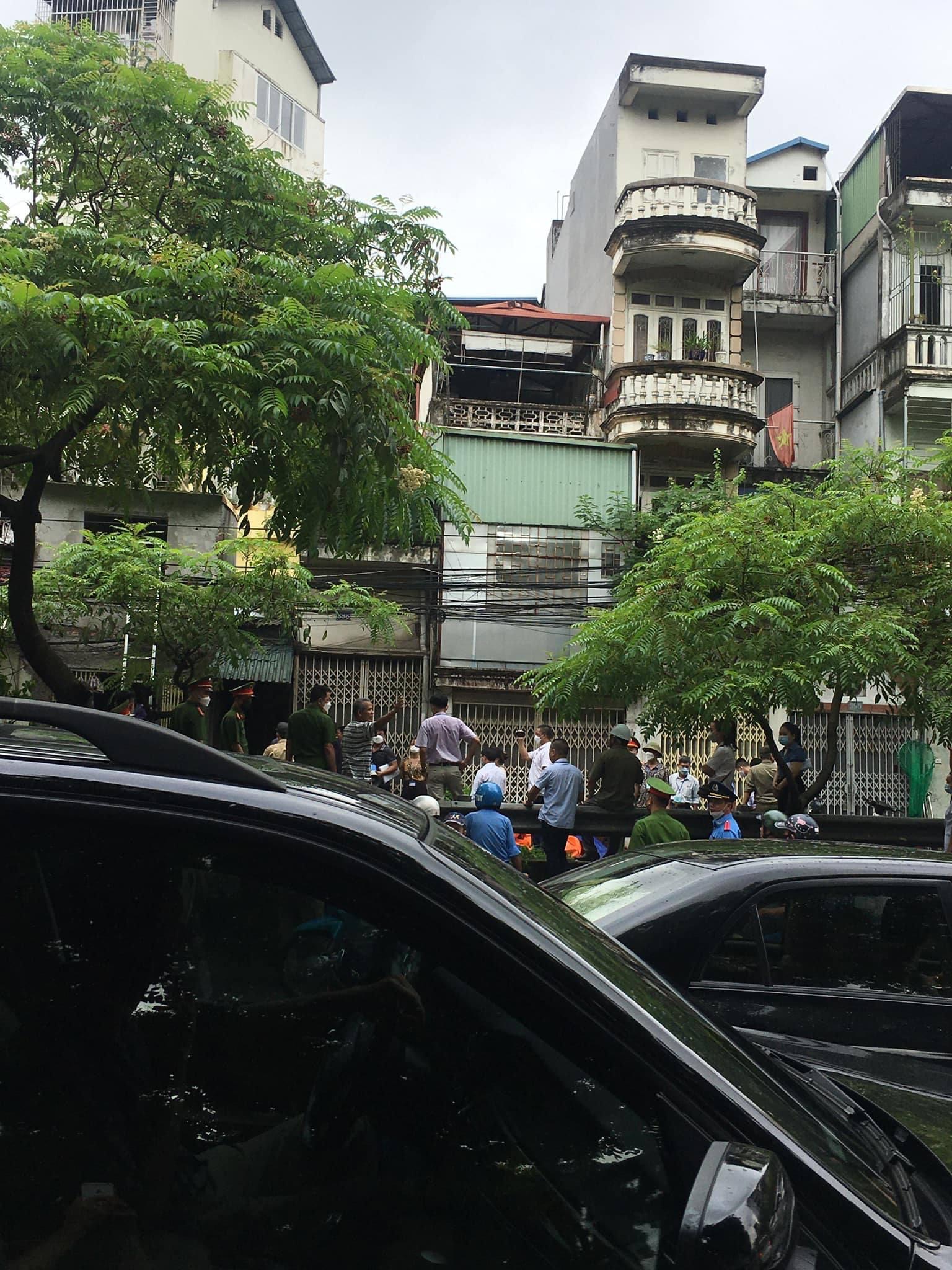 HN: Công an thông tin việc cảnh sát xuất hiện, dân phòng bắc thang lên nhà dân ở phố Lê Duẩn - 1